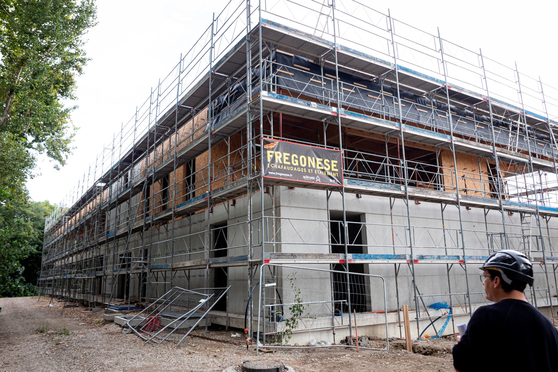 La parcelle de 8226 m², située à proximité immédiate de l’Institut de formation des professeurs des écoles, est un site arboré s’intégrant au patrimoine végétal du Rhin tortu. Le cours d’eau borde le projet.