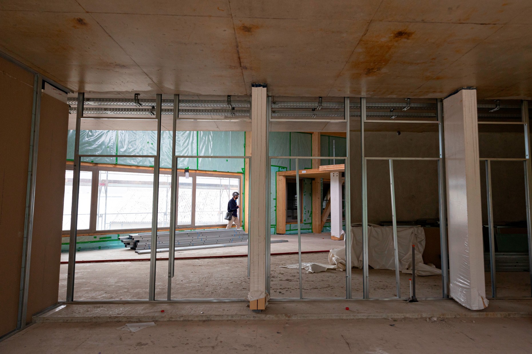 L’école maternelle comptera également des salles de jeux et de repos, des locaux périscolaires et une bibliothèque en mezzanine. L’école élémentaire disposera d’une salle d’évolution et d’une bibliothèque.