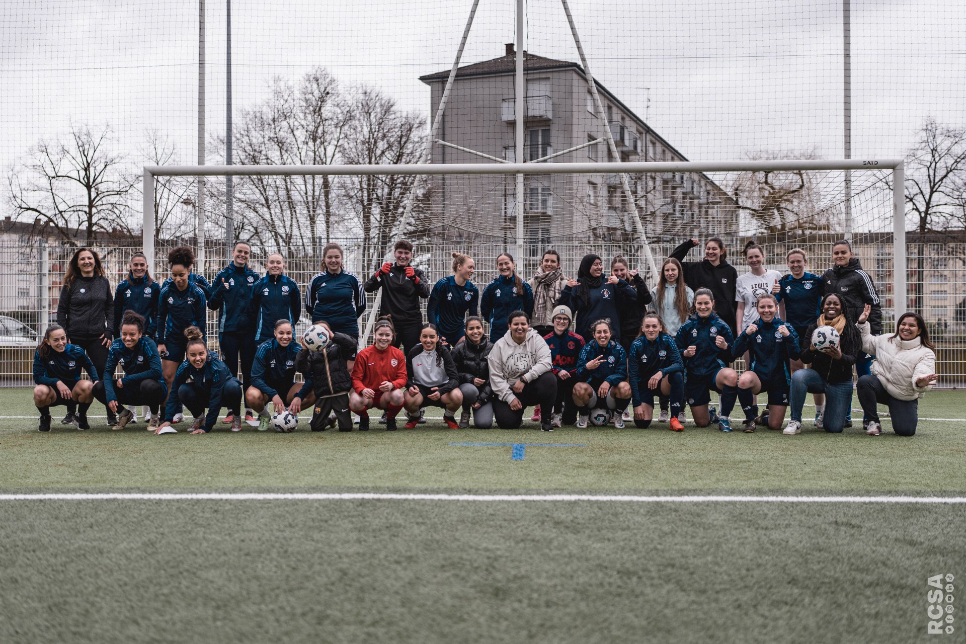 Groupe d'étudiantes à la fin de l'entrainement avec le RCSA en février 2025.