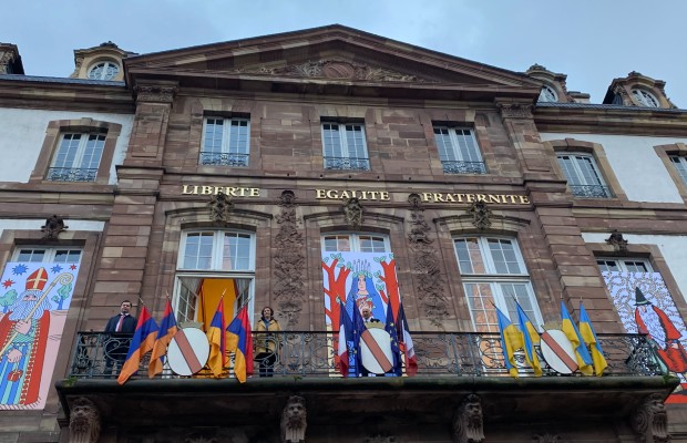 façade de l'Hôtel de Ville de Strasbourg pavoisée avec le drapeau arménien
