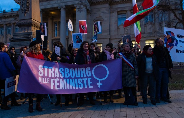 A l’occasion de la Journée internationale de lutte pour les droits des femmes, Jeanne Barseghian a inauguré la place Gisèle-Halimi et a souligné l’actualité du combat mené par l’avocate et militante. 