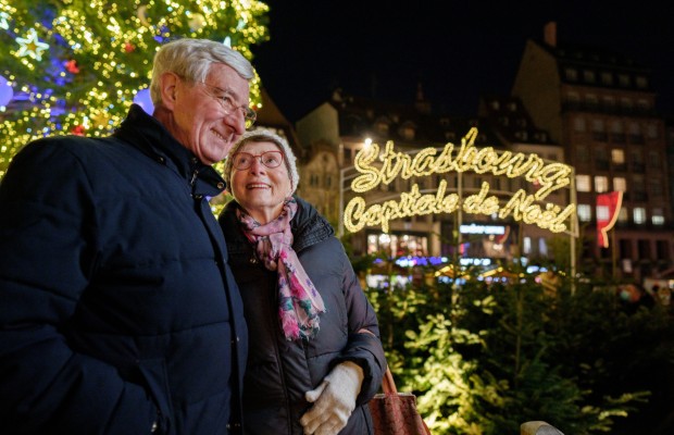couple de seniors devant le sapin de Strasbourg capitale de Noël 