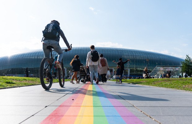 À l’occasion de la journée internationale de lutte contre l’homophobie, la Ville de Strasbourg a inauguré un chemin arc en ciel sur l’allée centrale de la place de la gare. 