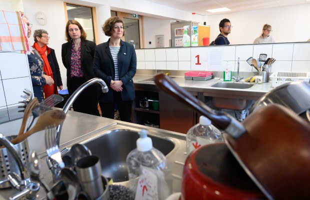 Créé en 2017 par le club de jeunes L’Étage, le centre d’accueil de sans-abris La Loupiote a été rénové en 2022 et propose désormais à ses bénéficiaires l’accès à une cuisine.