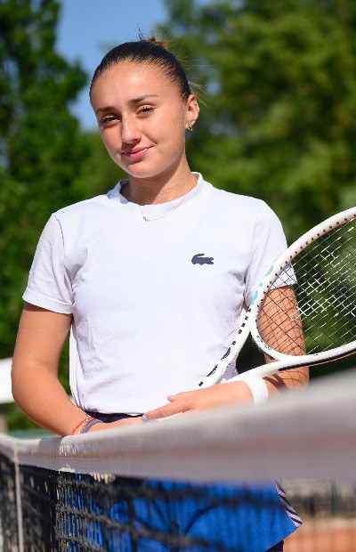 Championne de France 2022 des moins de 16 ans, l’Alsacienne Sarah Iliev est une étoile montante du tennis français. Aux Internationaux de Strasbourg 2023, elle a signé son meilleur résultat.